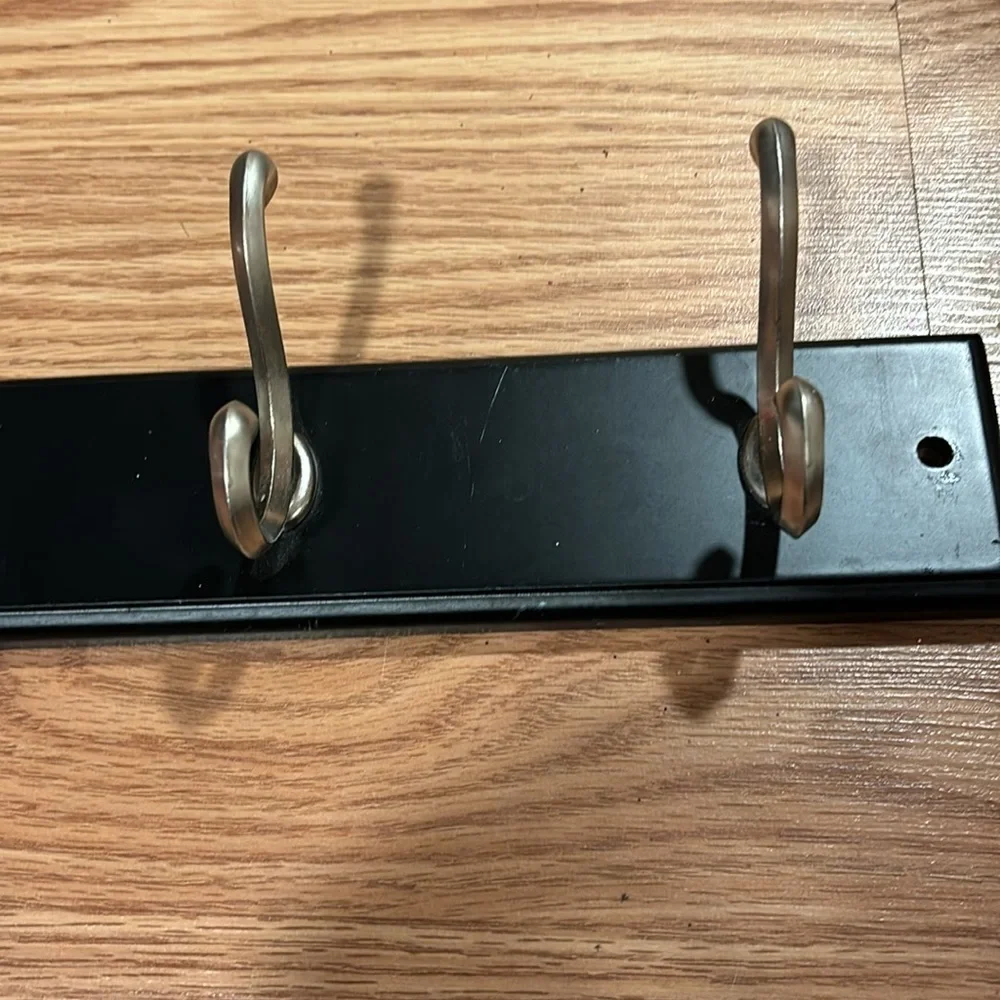 4 hooked wall coat, keys or purse rack- black and silver. Sturdy
